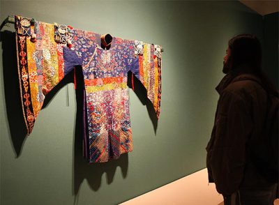 Un visitante en la muestra  Un día en Mongolia,  que puede verse en Granada.