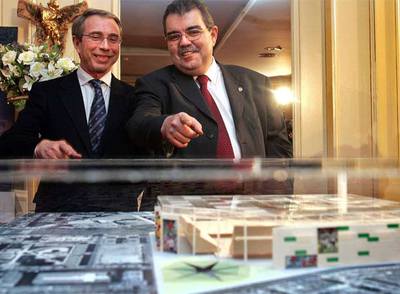 Vicente Soriano y Juan Soler, en 2005 ante la maqueta del nuevo estadio del Valencia.
