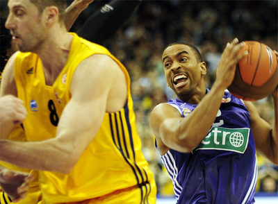 Bullock domina el balón ante varios rivales.