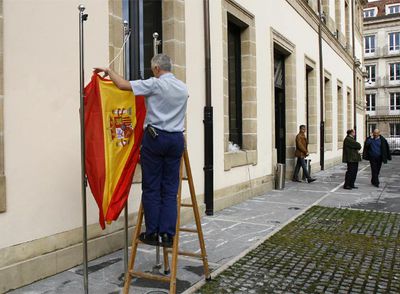 LA BANDERA ESPAÑOLA ONDEA EN EL PARLAMENTO VASCO
