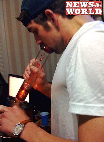La imagen del periódico  News of the World  en la que se ve al nadador consumiendo marihuana en una fiesta estudiantil.