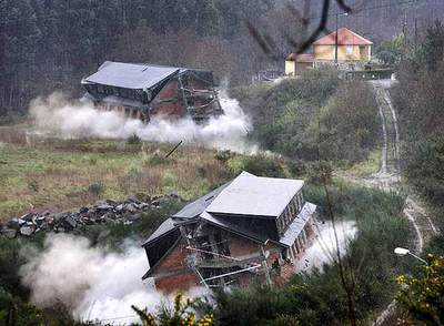 Derribados dos edificios ilegales en Oza dos Ríos