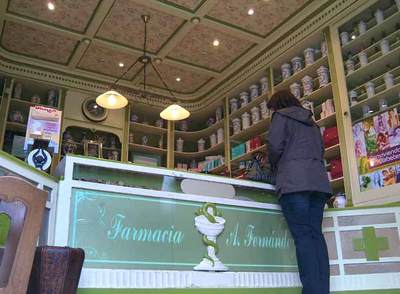 Farmacia de A. Fernández en la Plaza de España de A Coruña, uno de los negocios más antiguos de la ciudad.