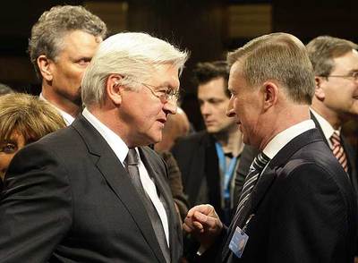 El ministro alemán Frank-Walter Steinmeier (izquierda) y el viceprimer ministro ruso, Serguéi Ivanov.