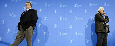 El actor John Goodman (izquierda) y el director Bertrand Tavernier, ayer antes de la rueda de prensa de su película.