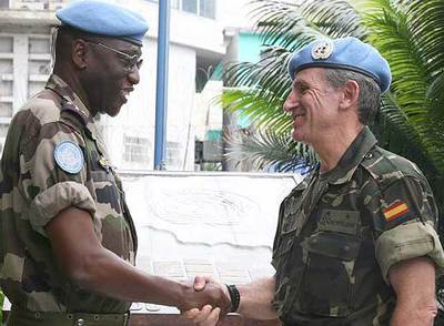 El general Díaz de Villegas (derecha) saluda al general senegalés Babacar Gaye al tomar el mando de la MONUC.