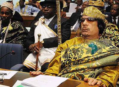 El líder libio Muammar el Gaddafi atiende la sesión inaugural de la cumbre de la Unión Africana el pasado 2 de febrero en Addis Abeba.