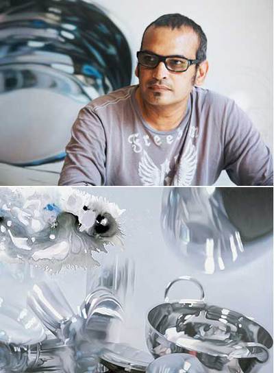 El artista indio Subodh Gupta; abajo,  Still steal steel nº 5,  uno de sus cuadros.