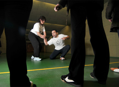 Iván Leal, campeón de kárate, muestra una  llave  a un grupo de mujeres maltratadas.