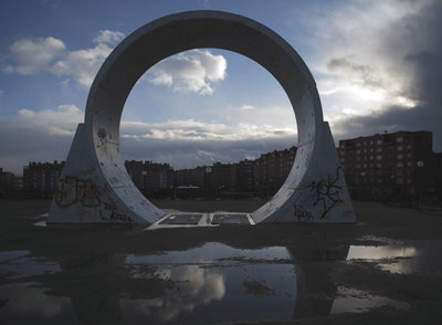 Uno de los aros de cemento que sirvieron para construir la parada de  metro de La Peseta.