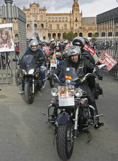 Motos y banderolas para encontrar a Marta