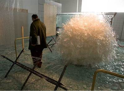 Un visitante en la instalación  Através,  de Cildo Meireles en el Macba.