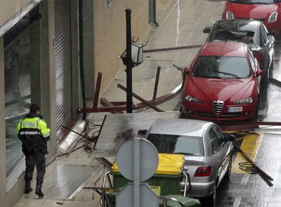 Destrozos, inundaciones y apagón en 10.000 hogares