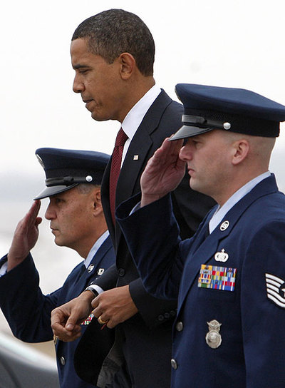 Barack Obama, entre personal del  Air Force One  (el avión presidencial) a su llegada a Indiana.