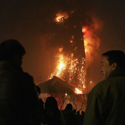 Las llamas devoran el rascacielos que albergaba el hotel Mandarín Oriental, en Pekín.