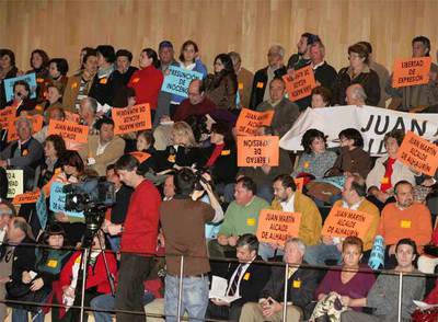 El alcalde de Alhaurín el Grande se lleva su hinchada a su reprobación