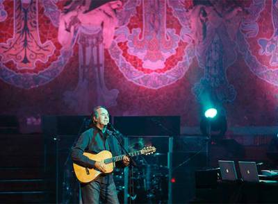 Serrat llena el Palau con un concierto íntegro en catalán