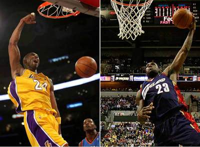 Kobe Bryant (izquierda) y LeBron James ejecutan sendos mates en sus partidos de ayer.