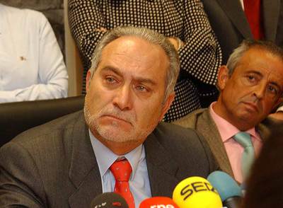 El alcalde de Móstoles, Esteban Parro, dio ayer su versión de la trifulca que tuvo el lunes con la edil socialista.