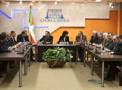 Imagen de la reunión que mantuvo el martes Ibarretxe y la  vicelehendakari  Zenarruzabeitia con los responsables de las cajas de ahorros.