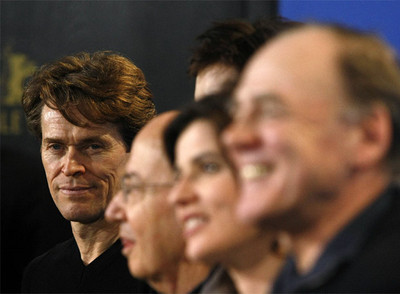 Willem Dafoe (a la izquierda) posa con el equipo de  The dust of time:  de izquierda a derecha, Theo Angelopoulos, Irène Jacob y Bruno Ganz.