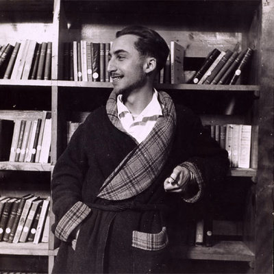 Roland Barthes, en una foto tomada en la biblioteca de un sanatorio en 1943.