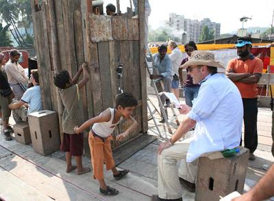 Danny Boyle dirige en Bombay a los niños de  Slumdog millionaire. 