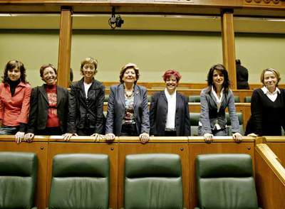 El Parlamento vasco ha tenido en la pasada legislatura un 57% de mujeres. A su inicio posaban en la Cámara, de izquierda a derecha, Ane Auzmendi (EHAK), Esozi Leturiondo (PSE), Onintza Lasa (EA), María José Laguente (PP, sustituida en 2006 por Laura Garrido), Kontxi Bilbao (EB), Aintzane Ezenarro (Aralar) y Eider Mendoza (PNV).