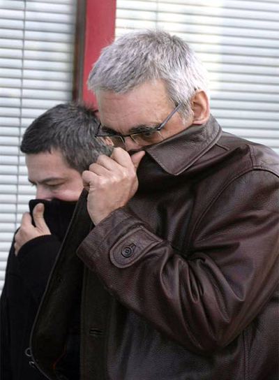 El teniente coronel López Rubio oculta su rostro a la entrada de los juzgados de Martorell.
