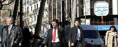 El juez Garzón camina por la calle de Génova, cerca de la sede del PP, acompañado de escoltas.