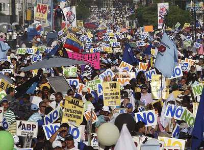 La oposición a Chávez se manifiesta en Maracaibo para pedir el  no  en el referéndum del domingo.