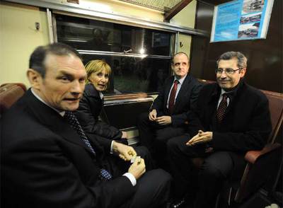 El  lehendakari  Ibarretxe (en primer término a la izquierda) montó en un vagón a su llegada al Museo Vasco del Ferrocarril junto a la consejera de Transportes, Nuria López de Guereñu; el presidente del PNV guipuzcoano, Joseba Egibar, y el diputado general de este territorio, Markel Olano.
