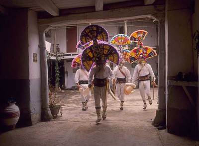 Los   guirrios   de Llamas de la Ribera visten calzones de lino blanco y rabo de cordero, pero son sus tocados plisados lo que más destaca por su cromatismo.