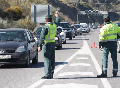 El buen tiempo colapsa el acceso a Sierra Nevada