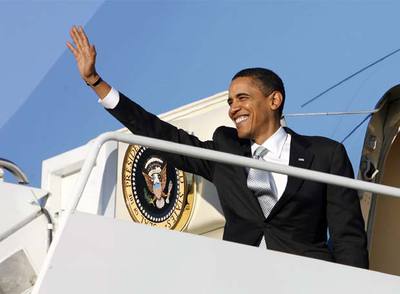 El presidente de EE UU, Barack Obama, al embarcar en el avión  Air Force One  en Washington rumbo a Chicago.