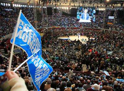 Feijóo promete ante 12.000 personas que sus siglas "son Galicia y no el PP"