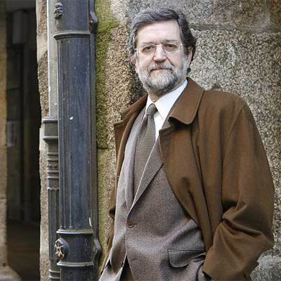 El diputado del PSdeG, Francisco  Tuco  Cerviño, en una calle de Santiago de Compostela.