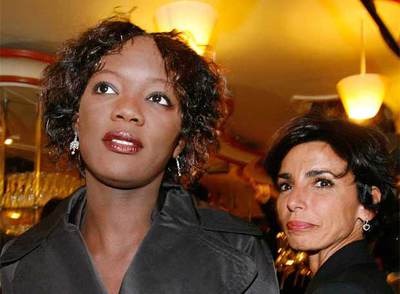 Rama Yade, secretaria de Estado de los Derechos del Hombre (izquierda), junto a la ministra de Justicia, Rachida Dati, el pasado mes en París.