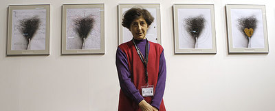 Esther Ferrer en el espacio de EL PAÍS en Arco, ante una de sus obras.