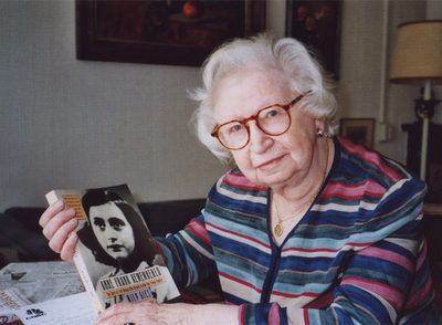 Miep Gies con el  Diario  de Ana Frank.