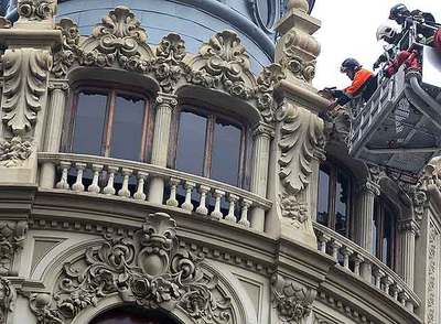 Los bomberos 'retocan' una joya arquitectónica en Valencia