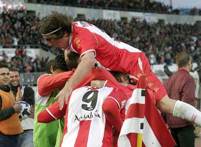 Negredo, con el 9, es felicitado tras marcar el tercer gol del Almería.