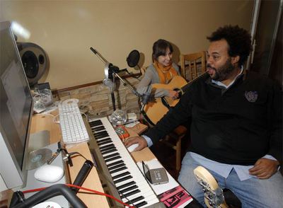 Carlos Jean, en su  habitación musical,   junto a la cantante Zara.
