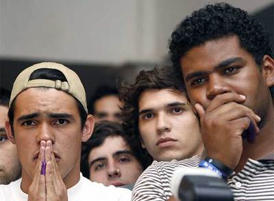 Opositores a Hugo Chávez, tras conocer el triunfo del  sí  en el referéndum la noche del domingo en Caracas