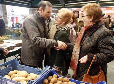 Ibarretxe visitó el tradicional mercado agrícola de los lunes en Gernika tras su acto en la Casa de Juntas.