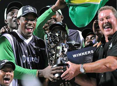 Allen Stanford (a la derecha) posa con el equipo Stanford Superstars tras vencer a la selección inglesa en una competición de críquet.rnUna agente de policía, ante la sede de Stanford en Houston.