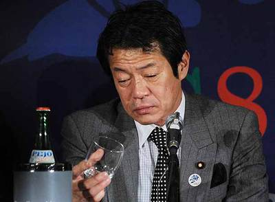 Dimite el ministro nipón de Finanzas tras volver del G-7