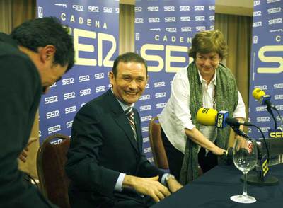 El  lehendakari  Ibarretxe durante la grabación de su entrevista en la cadena SER.