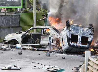 Vehículos quemados para levantar barricadas por los huelguistas en Pointe-à-Pitre, en la isla francesa de Guadalupe, en el Caribe.