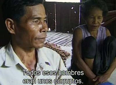 Him Hoy, uno de los verdugos del campo, con su madre, en  S-21. 